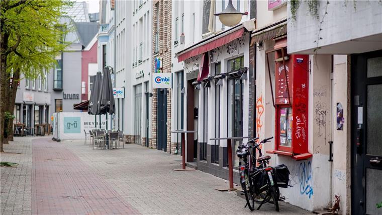 21-Jähriger stirbt nach Schüssen aus Polizeiwaffe Der 21-Jährige hatte vor einem Club in der Mottenstraße Reizgas versprüht und mehrere Menschen verletzt.