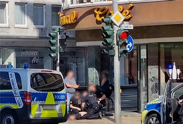 Attentat vom Lloyd Gymnasium: Tatverdächtiger nicht mehr in Haft Der 21-Jährige ließ sich kurz nach der Tat an der Lloydstraße festnehmen. Bevor die Polizisten eintrafen, legte er sich auf den Gehweg und nahm die Hände auf den Rücken.