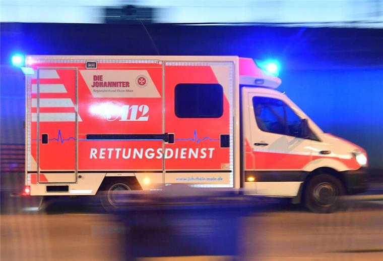  Ein Rettungswagen ist mit Blaulicht im Einsatz