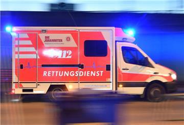  Ein Rettungswagen ist mit Blaulicht im Einsatz