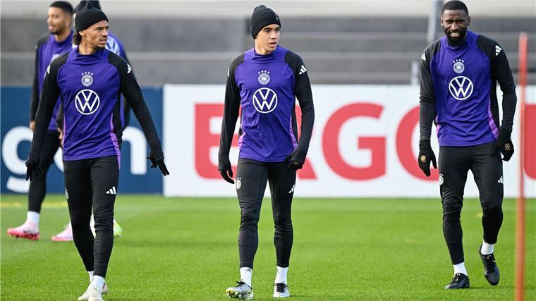 „Einfach besser werden“: Musiala und der Weltfußballer-Hype Der 21 Jahre alte Musiala (M) ist in der DFB-Auswahl längst Stammspieler.