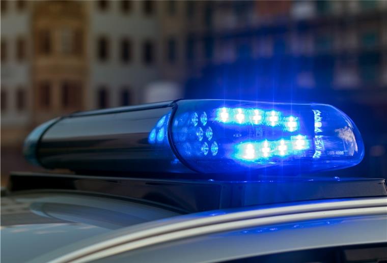 Der 22-Jährige muss sich wegen Nötigung und Brandstiftung verantworten.