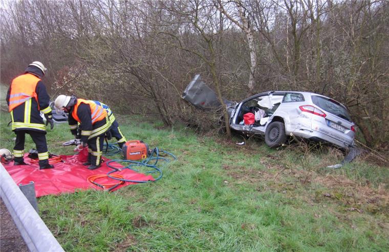 Schwerer Unfall auf A27: 23-jähriger Bremerhavener verletzt Der 23-Jährige konnte sich nicht mehr allein aus dem Fahrzeug befreien.