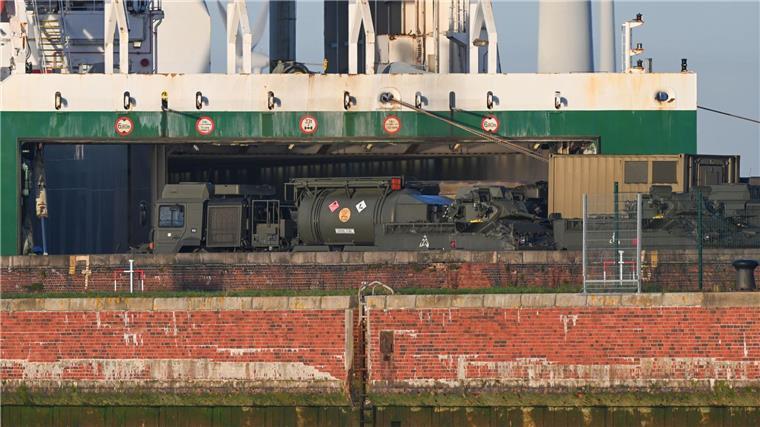 Britischer Militärfrachter in Emden eingelaufen Der 23 Jahre alte Frachter ist mit zahlreichen Militärfahrzeugen beladen.