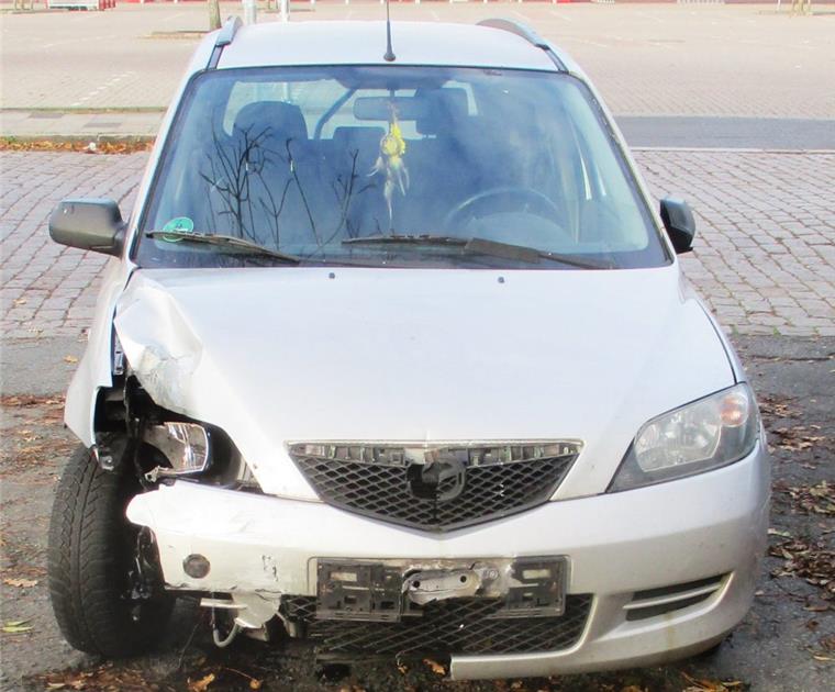 Bremerhaven: Unfallfahrer stellt sich der Polizei Der 28-jährige Fahrer des Mazdas hat am Sonntag einen Stromverteilerkasten in Bremerhaven-Lehe umgefahren und ist geflüchtet. Anschließend stellte er sich der Polizei.