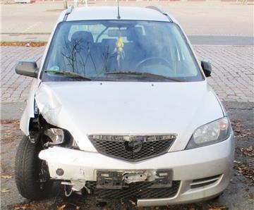 Der 28-jährige Fahrer des Mazdas hat am Sonntag einen Stromverteilerkasten in Bremerhaven-Lehe umgefahren und ist geflüchtet. Anschließend stellte er sich der Polizei. 