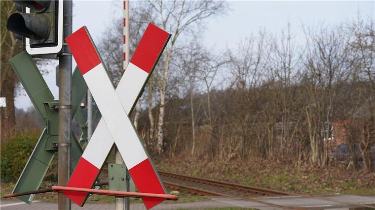 Der 28-jährige ignorierte an einem unbeschrankten Bahnübergang eine rote Ampel. (Symbolbild)