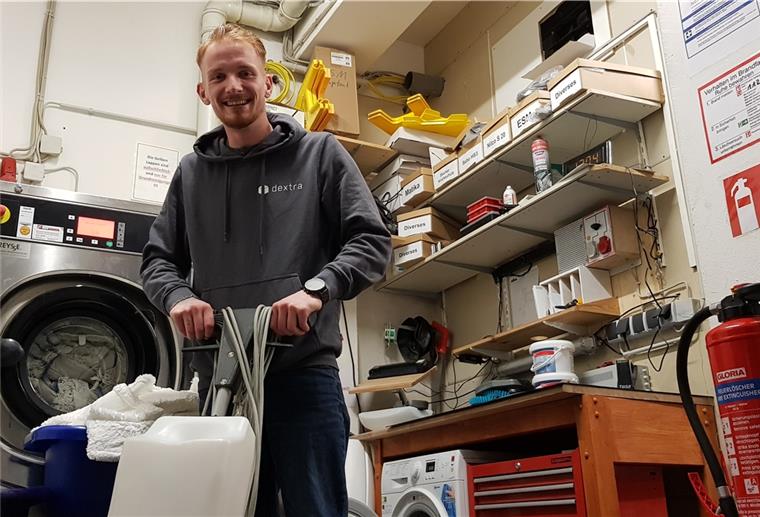 Bremerhaven: Ausbildung gibt Oliver Stahnke wieder Halt Der 28-jährige Oliver Stahnke hat eine schwere Lebenskrise hinter sich. In der Reinigungsfirma Dextra erhielt er eine neue Chance und macht jetzt eine dreijährige Ausbildung zum Gebäudereiniger.