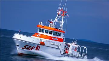 Der 28 Meter lange und fast 4.000 PS starke Seenotrettungskreuzer „Nis Randers“ fährt bei einer Einsatzübung auf der Ostsee vor der Halbinsel Fischland-Darf-Zingst Manöver.