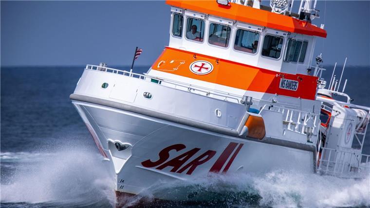 Segeljacht verliert in Nordsee Ruder - zwei Männer gerettet Der 28 Meter lange und fast 4.000 PS starke Seenotrettungskreuzer „Nis Randers“ fährt bei einer Einsatzübung auf der Ostsee vor der Halbinsel Fischland-Darf-Zingst Manöver.