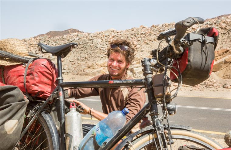 Bremerhaven: Abenteurer stellt am Samstag seinen Film über Afrika vor Der 29-jährige Anselm Nathanael Pahnke stellt am Samstag um 15 Uhr seinen Film im Passage Kino in Bremerhaven vor. 2014 war für 414 Tage allein mit dem Rad in Afrika unterwegs.