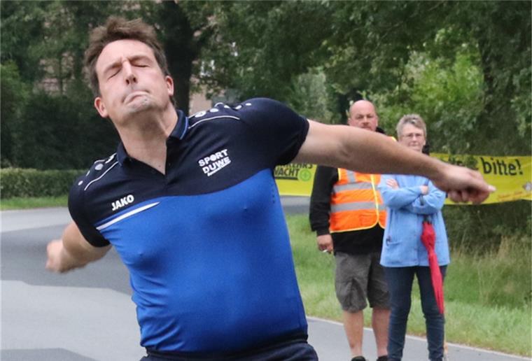 Manuel Runge gewinnt das zweite Werfen der Boßel-Championstour Der 29-jährige Manuel Runge vom KBV Kreuzmoor/Bekhausen erzielte in Pfalzdorf mit der Eisenkugel 2400 Meter.