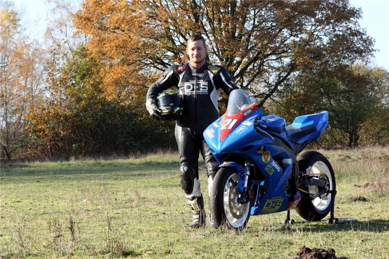 Dieser Zevener hat ein Ziel: Mit 200 km/h über die Isle of Man Der 30-jährige Mike Bammann aus Badenstedt will 2021 bei der Isle of Man Tourist Trophy starten, dem ältesten und gefährlichsten Motorradrennen der Welt.