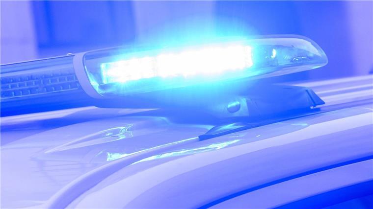 Der 30 Jahre alter Beifahrer, ebenfalls stark alkoholisiert, fiel zunächst durch Pöbeleien auf und wurde vom Einsatzort verwiesen. (Symbolbild)