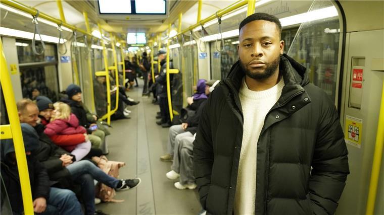 „Die Farbe meiner Haut“: Reportage über Rassismus Der 32-jährige Manager Cedric in einer Szene aus ZDF-Reportage „37°: Die Farbe meiner Haut - Alltagsrassismus in Deutschland“.