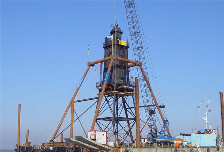 Wie der Leuchtturm Obereversand einen alten Signalturm ersetzte Der 34 Meter hohe und 113 Tonnen schwere Turm wurde in einem stützenden Stahlkorsett aufrecht stehend auf Pontons mit Schleppern zu seinem neuen Standort, knapp 100 Meter vor der Vorlandkante auf dem Kopf der bereits ausgebauten Buhne nördlich des Dorumer Hafens, gezogen.