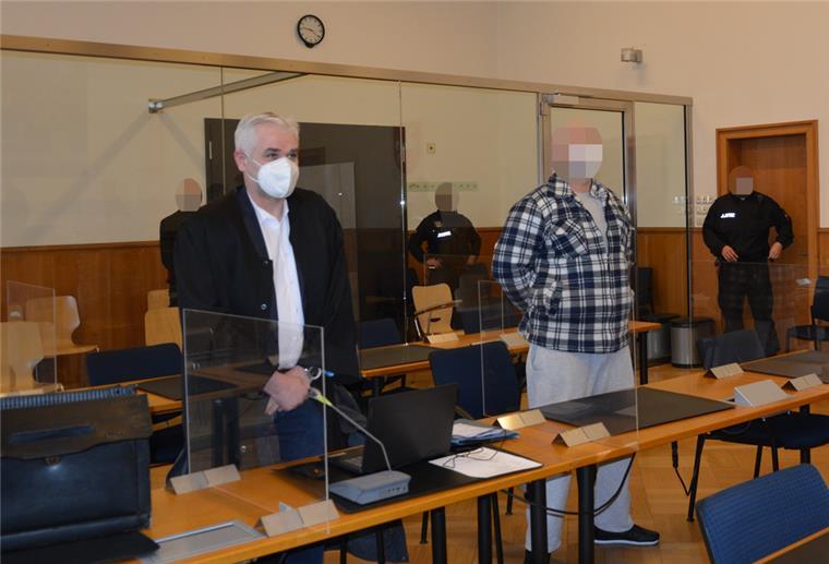 Der 36-jährige Angeklagte aus Stotel (Mitte) hatte am Vortag eine andere Version der Geschehnisse erzählt, als die Zeugin am Freitag.