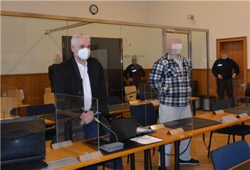 Der 36-jährige Angeklagte aus Stotel (Mitte) hatte am Vortag eine andere Version der Geschehnisse erzählt, als die Zeugin am Freitag.