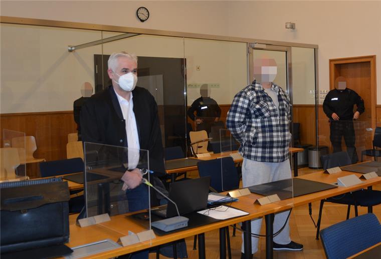 Zwei Männer stehen in einem Gerichtssaal. 