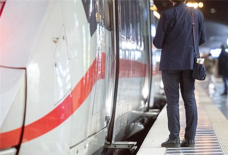 Reisender ohne Ticket würgt Zugbegleiter im ICE Ein Zugbegleiter steht am Hauptbahnhof an einem ICE.