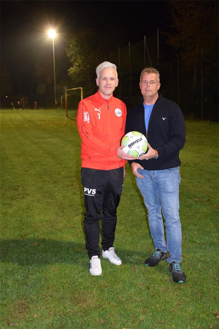 Der 37-jährige Stefan Jasper (links) soll den Fußball-Bezirksligisten SV Brake wieder auf Kurs bringen. Thade Daniel und seine weiteren Vorstandskollegen sind vom neuen Trainer überzeugt.