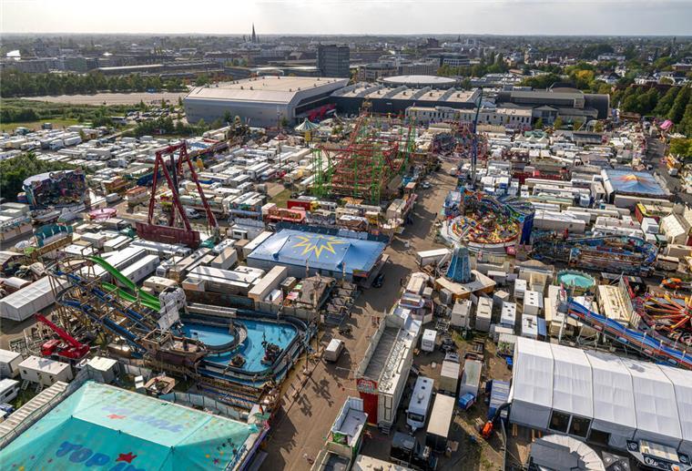 Oldenburger Kramermarkt startet - und rechnet mit Besucheransturm Auf dem Festplatz vor der Weser-Ems-Halle wird der Oldenburger Kramermarkt aufgebaut.