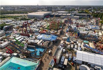 Auf dem Festplatz vor der Weser-Ems-Halle wird der Oldenburger Kramermarkt aufgebaut.