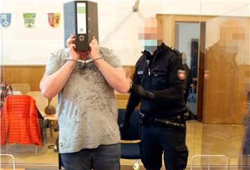 Der 44-jährige Angeklagte soll in einem Ort im Süden des Landkreises seine Stieftochter mehrere Jahre lang missbraucht haben – gegen ihren Willen.