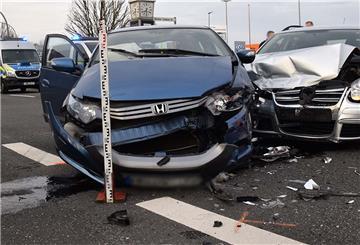 Der 47-jährige Honda-Fahrer und sein 42-jähriger Beifahrer wurden vom Rettungsdienst in ein Krankenhaus gebracht.