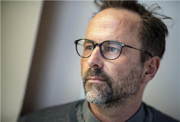 Kurt Krömer, Komiker und Schauspieler, blickt zur Seite.