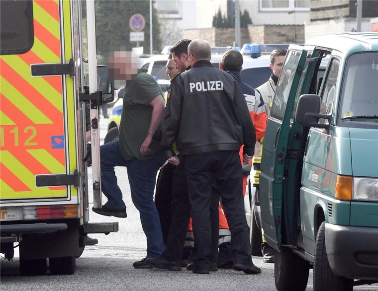 Zusammengefasst: Das war der Dienstag im nord24-Land Der 51-jährige Wulsdorfer wurde bei seiner Festnahme leicht verletzt und nach seiner Verhaftung zu einem Krankenwagen vor dem Haus gebracht.