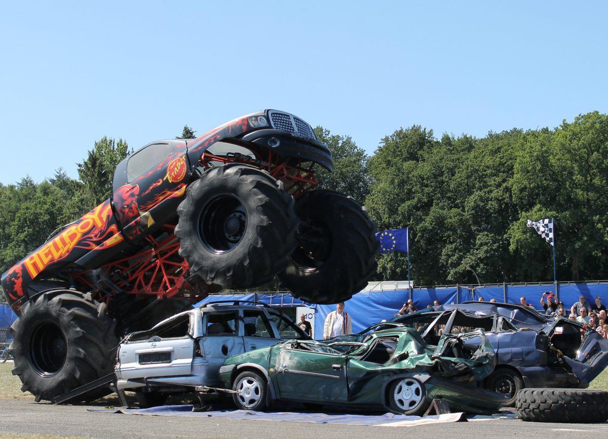 Totale Auto-Vernichtung in der Zevener Ahe Der 680 PS-Gigant „Hellboy“ zermatscht mühelos die ohnehin in der Stunt-Show bei spektakulären Crashes und Überschlägen total demolierten Pkw zu einem Blechhaufen, wie ihn die Schrottpresse nicht besser hätte verarbeiten könnte.