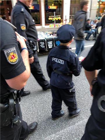 Der 7-jährige Marlon durfte bei der Polizei Bremerhaven im Streifenwagen mitfahren.