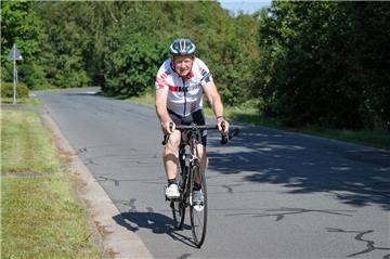 Der 70-jährige Uwe Fiebig fährt mit seinem 2000 Euro Rad beim 24-Stunden-Marathon in Norwegen mit.