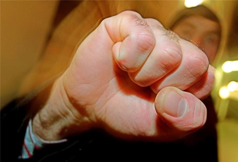 Nordenham: Unbekannter schlägt 70-Jährigen grundlos zu Boden Der 70-Jährige war mit seinen beiden Hunden an der Ludwigstra0e unterwegs, als er einem anderen Mann begegnete, der plötzlich mit den Fäusten auf ihn eingeschlug.