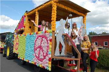 Der 70er-Jahre-Wagen aus Wiemsdorf, geschmückt mit mehreren tausend Papierrosen....