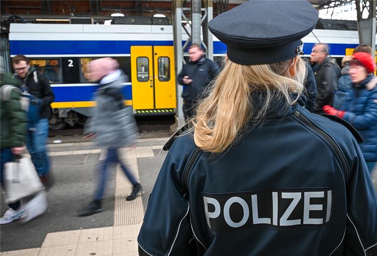 72-Jähriger zeigt Penis im Intercity Der 72-jährige Exhibitionist wurde von der Polizei am Banhof in Empfang genommen (Symbolbild).