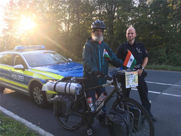 Brake: "Mr SuperSenior" durchquert die Wesermarsch auf dem Weg zum Rekord Der 72-jährige Karan Singh Jagawat fährt als Mr. SuperSenior 17.000 Kilometer durch die Welt und will so einen Altersrekord aufstellen.