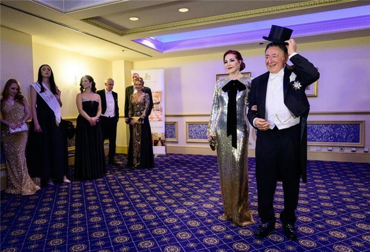 Der 91-jährige Richard Lugner und US-Schauspielerin Priscilla Presley scheinen sich gut zu verstehen.