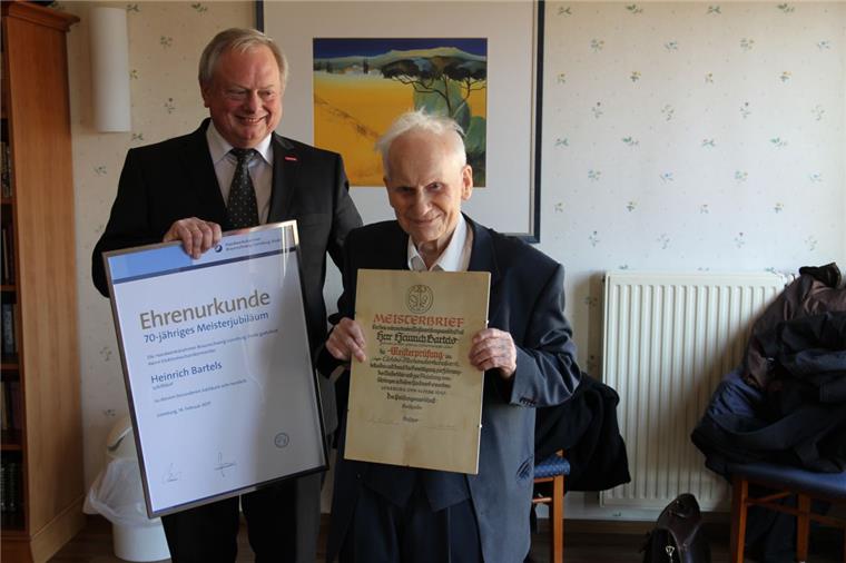 Zahl des Tages: 70 Der 97-jährige Heinrich Bartels ist auch nach 70 Jahren noch stolz auf seinen Meisterbrief. Zum Jubiläum gratulierte Günter Neumann mit einer Urkunde.