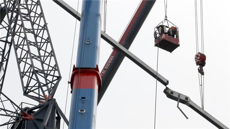 Beeindruckende Bilder: Stück für Stück verschwindet der Giraffenkran Der Abbau am Freitag, 6. März.