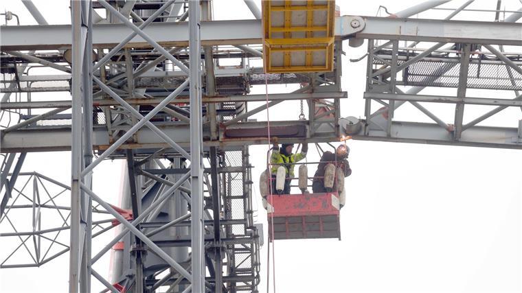 Beeindruckende Bilder: Stück für Stück verschwindet der Giraffenkran Der Abbau am Freitag, 6. März.