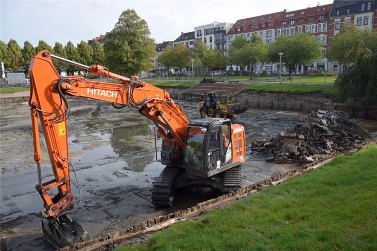 Der Abbruch der geklinkerten Beckenumrandung am Holzhafen in Geestemünde hat begonnen.