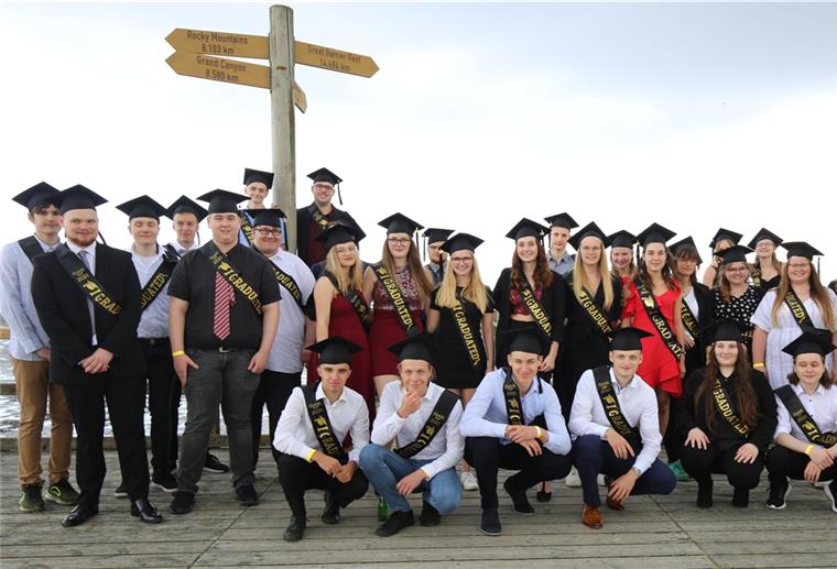 Der Abi-Jahrgang feierte nach der Zeugnisübergabe auf dem Gelände der Nordsee-Lagune weiter. Dieses Gruppenfoto entstand am Wattensteg.