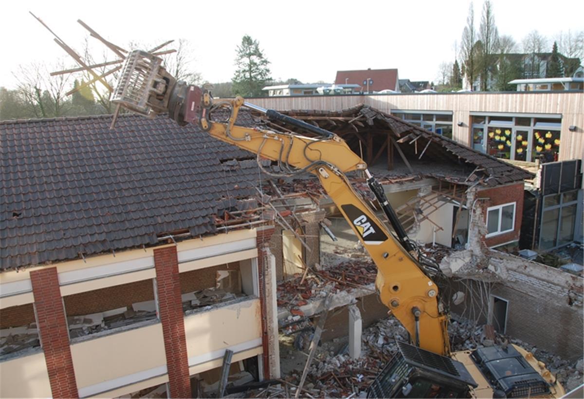 Bad Bederkesa: Bagger macht Weg frei für Anbau der neuen Grundschule Der Abriss des letzten Teilstücks der alten Grundschule in Bad Bederkesa hat begonnen. An dieser Stelle wird ein Gebäude für die neue Grundschule gleich nebenan entstehen: ein „Musikhaus“ mit kombiniertem Sanitäts- und Besprechungsraum.