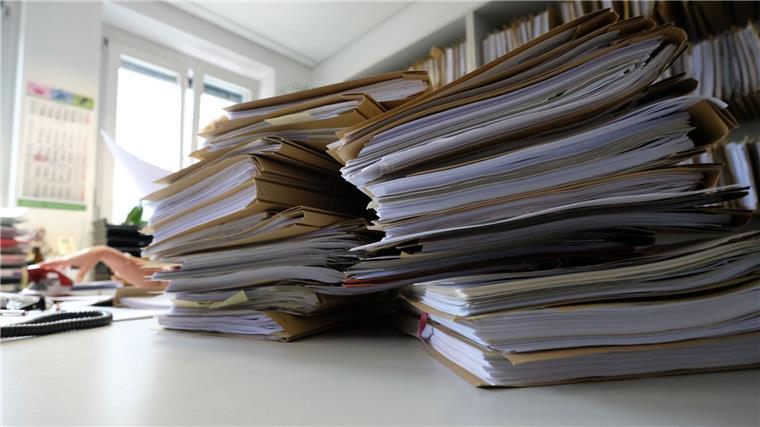 Liegen gebliebene Akten kosten Bremen 2,2 Millionen Euro Der Abschlussbericht zu den Aktenfunden in einem Bremer Sozialzentrum liegt nun vor. (Symbolbild)
