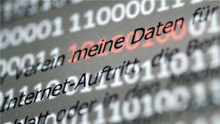 Verstöße beim Datenschutz: Sechstellige Geldstrafen Der Abschnitt „meine Daten“ einer Musterdatenschutzerklärung wird von roten Einsen und Nullen hervorgehoben, die auf einem Bildschirm zu sehen sind.