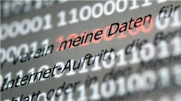 Der Abschnitt „meine Daten“ einer Musterdatenschutzerklärung wird von roten Einsen und Nullen hervorgehoben, die auf einem Bildschirm zu sehen sind.