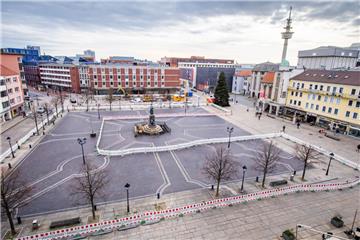 Der Absperrzaun rund um den Theodor-Heuss-Platz ist seit kurzem aufgebaut.