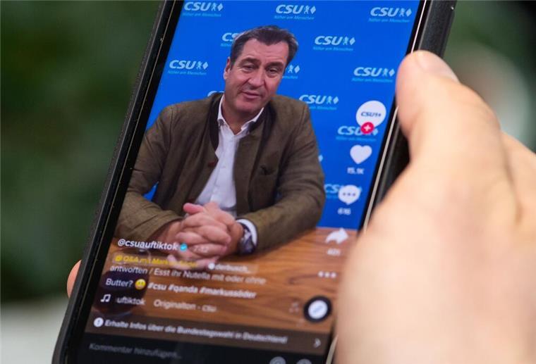 Anzüglicher Song: CSU löscht schnell Söder-Clip auf Tiktok Ein Mann schaut sich auf dem TikTok-Account von der CSU einen Clip mit Parteichef und Ministerpräsident von Bayern, Markus Söder, auf seinem Smartphone an.